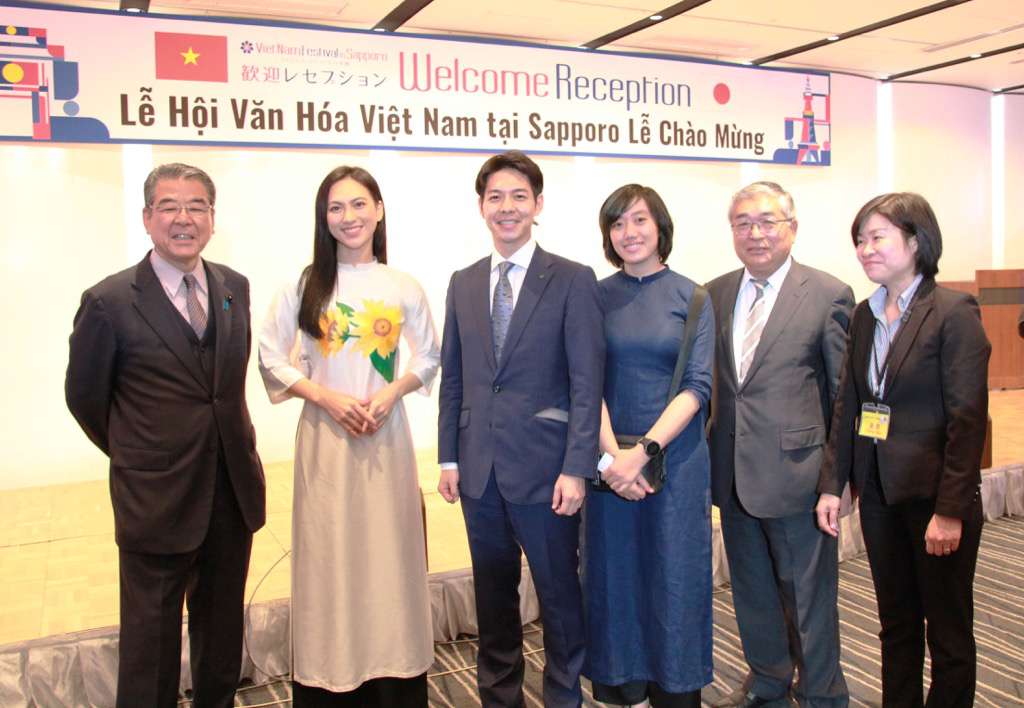 Phương Anh Đào mặc áo dài thuần khiết bên cạnh vị thống đốc trẻ tuổi nhất Nhật Bản