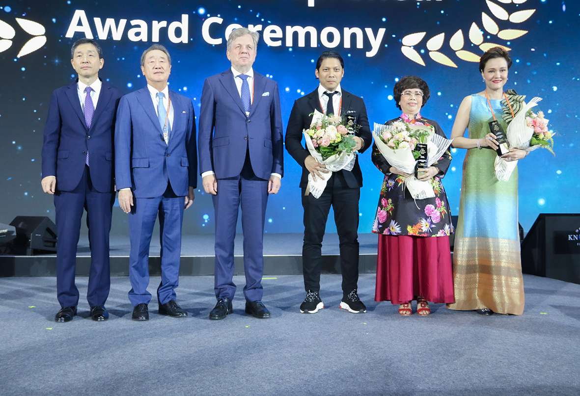 Khoảnh khắc nữ doanh nhân Việt được tôn vinh với giải thưởng danh giá tại Diễn đàn Tri thức Thế giới 2019