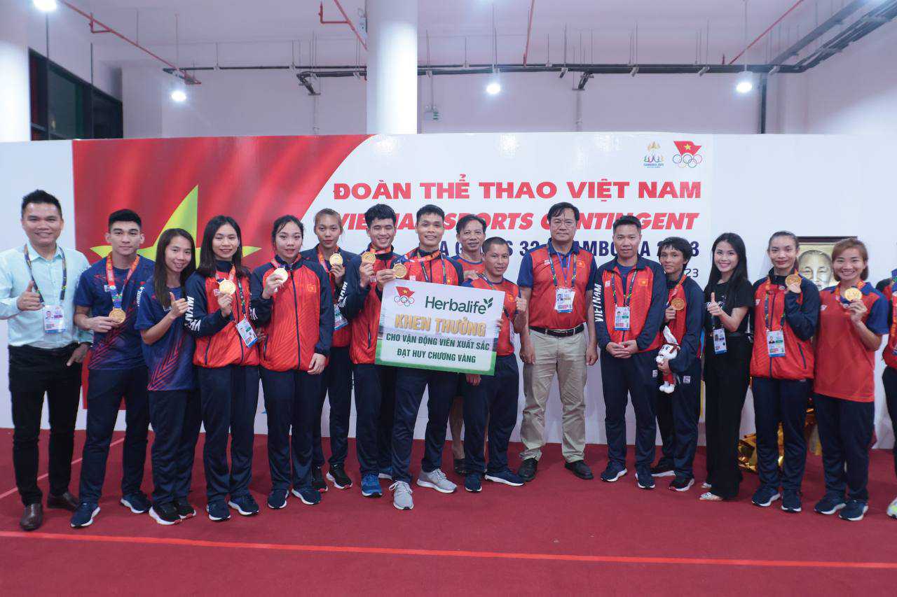Các vận động viên đạt Huy chương Vàng đầu tiên tại SEA Games 32 được Herbalife Việt Nam thưởng nóng