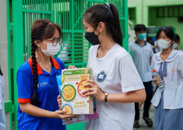 Đồng hành cùng “Tiếp sức mùa thi 2023”, Nestlé Việt Nam tặng sản phẩm dinh dưỡng cho các thí sinh thi tốt nghiệp THPT