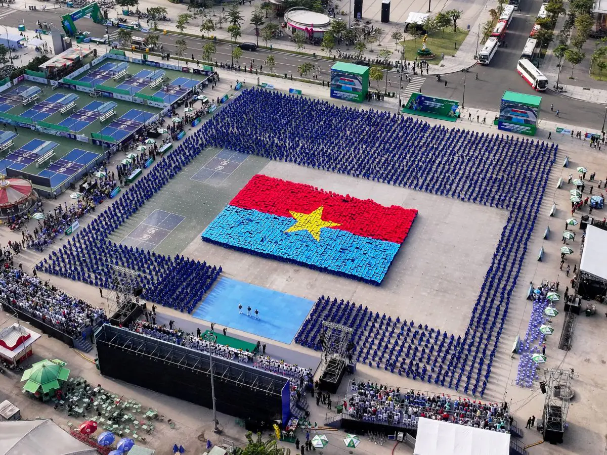 Học sinh Việt Nam lập kỷ lục kép với màn đồng diễn võ nhạc Vovinam ấn tượng