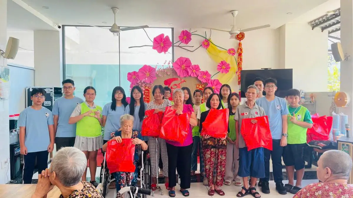 Nhóm bạn trẻ TP.HCM bán hàng gây quỹ, tặng quà các cụ già neo đơn tại mái ấm Vị Hoàng